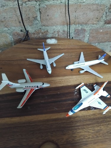 Die cast aeroplanes mattel - die,