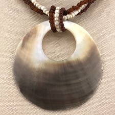 VIRGIN VIE Shell Pendant Necklace Round Circle Iridescent Christmas Retro