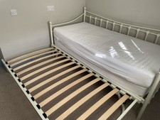 Trundle bed with two