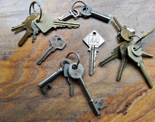Old metal keys emergency - old, aa