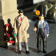OO GAUGE EX-ARMY OFFICER &