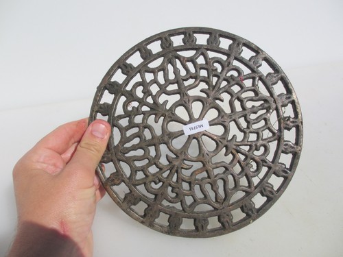 Vintage iron trivet - air, brick