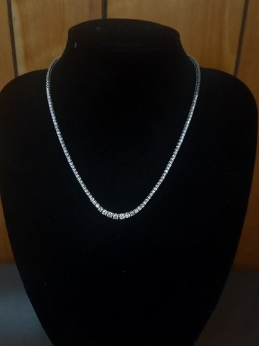 18ct white gold - white, graduated