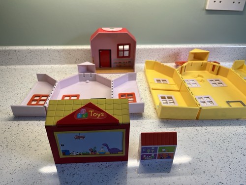 Iconic yellow peppa - peppa, pig