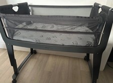 SnuzPod Studio Bedside Crib Brooklyn, 2 fitted sheets and 2 mattress protector
