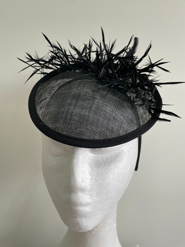 Black saucer fascinator with