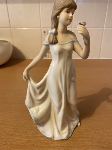 China figurine regal - figurine,