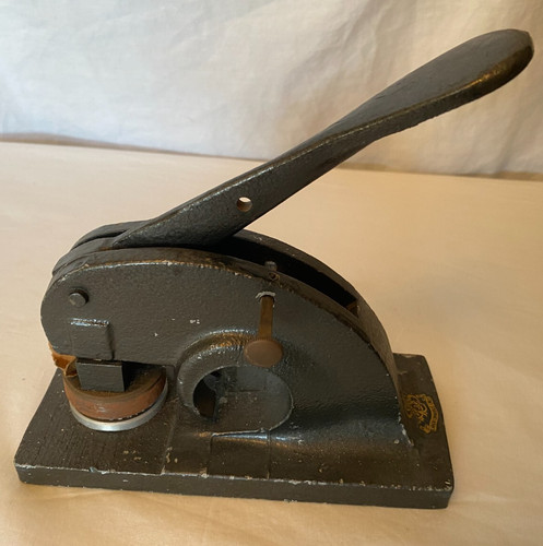 Vintage oyez cast iron - oyez,, stamp