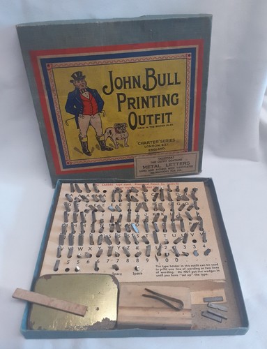 Scarce vtg 1946 metal letters - metal,