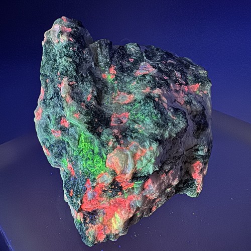 Tugtupite sodalite - tugtupite,,