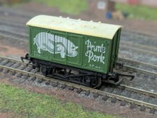 Hornby R216 OO Gauge Vent Van Prime Pork