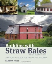 Building with Straw Bales: A Practical Guide for the UK and Ire .9781900322515