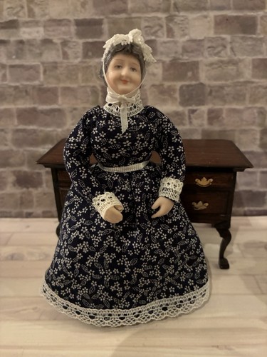 Dolls house scale - house, 1/12