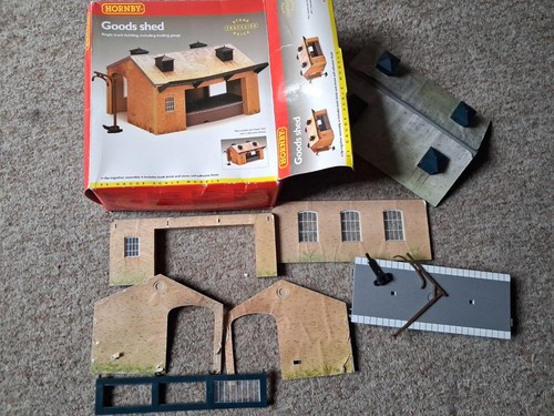 Hornby gauge r8002 goods - gauge,