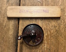 VINTAGE BAKELITE PATONS & BALDWINS RAG RUG WOOL CUTTER & WOODEN GAUGE OLD TOOLS