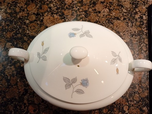 Wedgwood ice rose lidded - ',