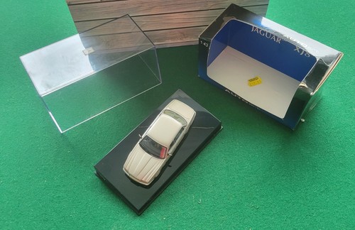 Scale autoart jaguar xj8 - autoart,