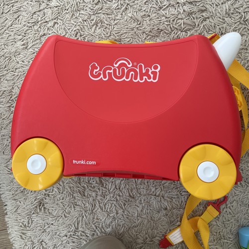 Red trunki ride - on, suitcase