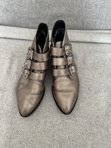 Clark a metallic gold - v&a,