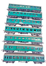 Rack Of 7X Triang TT Coaches BR Green With Restaurant Car Numbers S15021, S34245