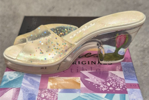 Just the right shoe - shoe, "crocus"