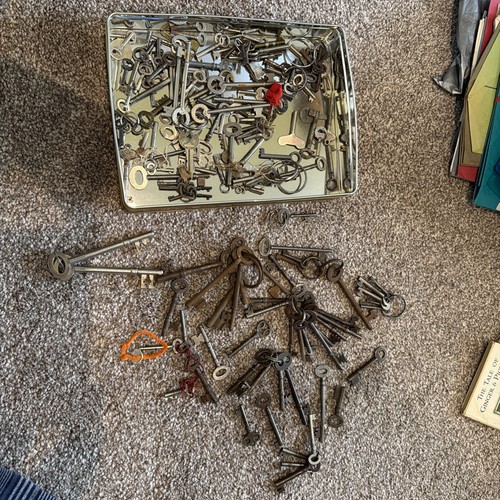 Antique vintage old keys etc - vintage,