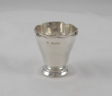 RAR Elegant Egg Cup Art Deco /