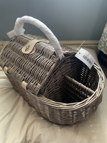 Luxury boat shapped picnic - boat,
