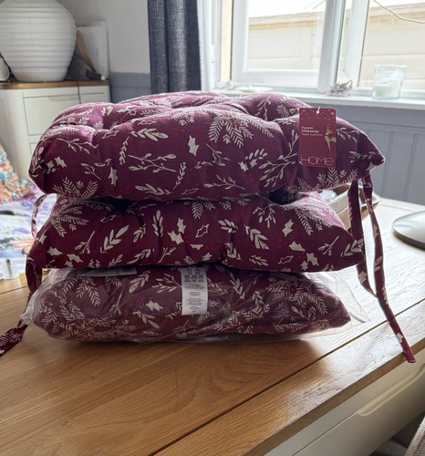 Burgundy square cushions - square,