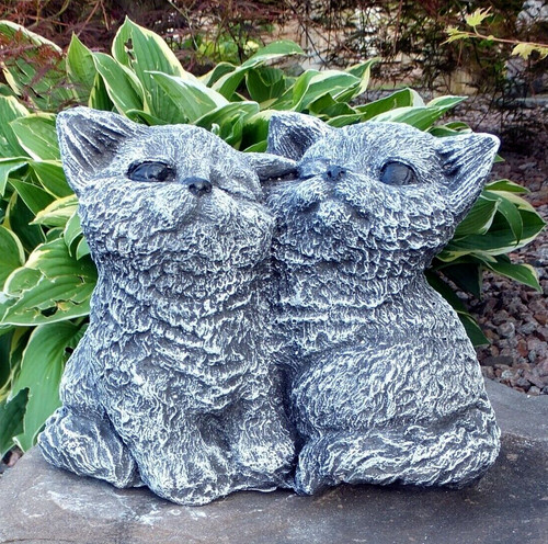 Lovely kittens figurine for