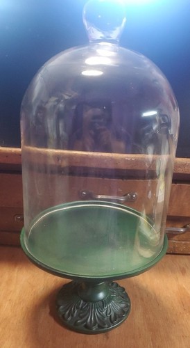 Dark green pedestal display