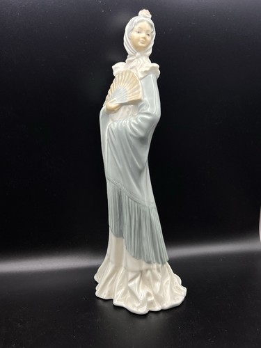 Vtg nao lladro - by,