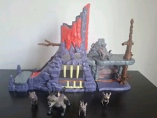 Disney Lion Guard Hyena's Hideout Playset with 5 figures. Rare retired playset 