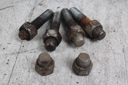 Screw nuts manifold exhaust
