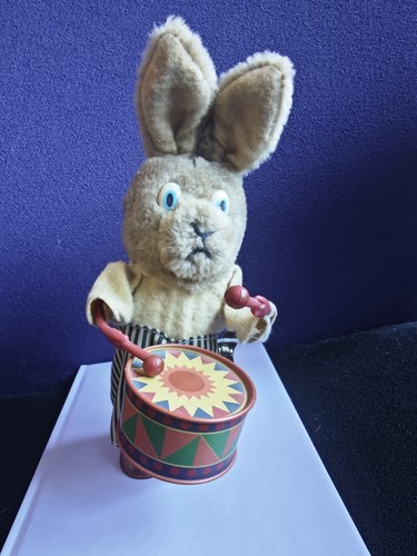 Russ rabbit playing drum wind - rabbit,