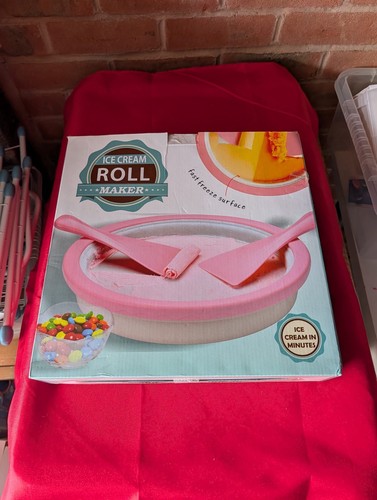 Ice cream roll maker - , with