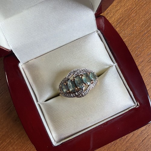 Pretty 9ct gold emerald 5 - 9ct,