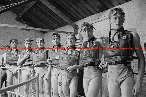 F010451 submariners life - f010451,