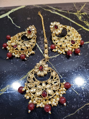 Maroon earring with - tikka, set
