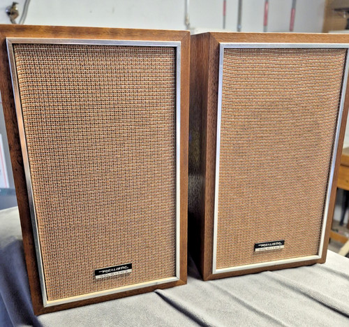 Near mint pair vtg realistic - mint,
