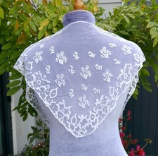 AN ANTIQUE HONITON APPLIQUÉ COLLAR OR FICHU