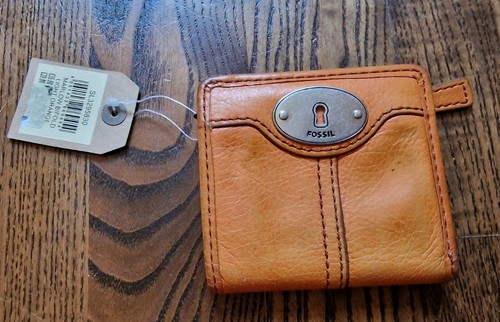Bnwt fossil bifold leather - fossil,