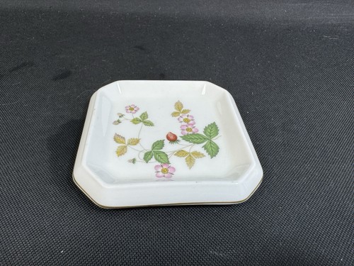 Wedgewood wild strawberry bone - strawberry,