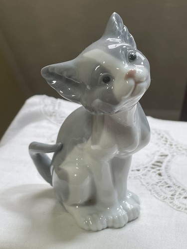 Feed lladro kitten - me,
