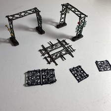 NP018 Britains Floral Gardens miniature toys scenary rose arches trellis gates