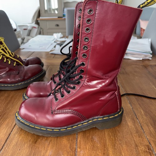 Martens airwair hole - dr,
