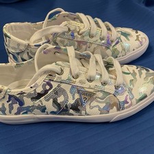 New Guess Trainers - Size UK