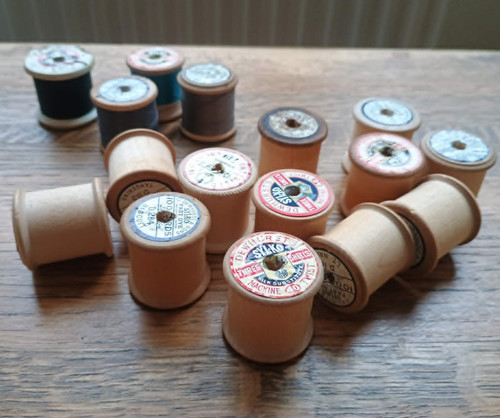 Lot vintage sewing reels - of,