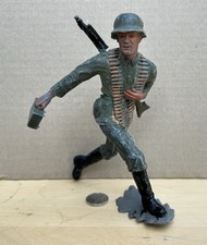 LOUIS MARX & CO -7th GERMAN SOLDIER WW2 MACHINE GUNNER - 1963