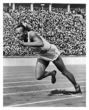 JESSIE OWENS GOLD MEDAL WINNER SPRINTING 1936 OLYMPICS BERLIN GERMANY 8X10 PHOTO
